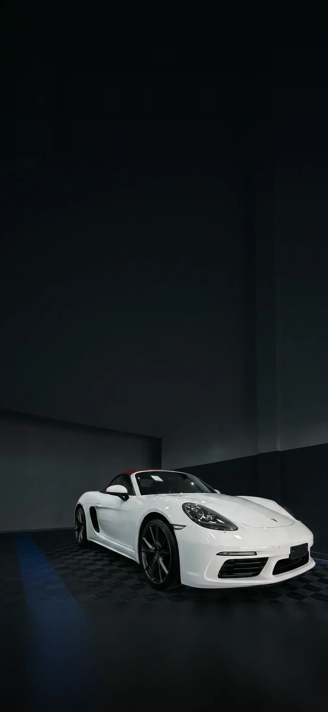 Porsche branco com pintura vitrificada no box de estética automotiva da Karango Limpo em Aracaju